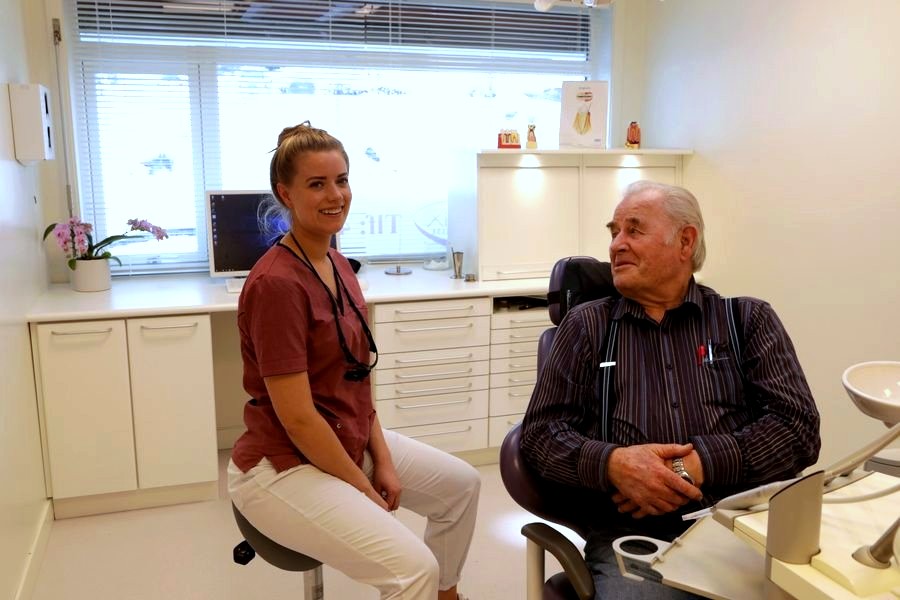 Tannlege i samtale med pasient hos Dentix Tannhelse på Nesodden